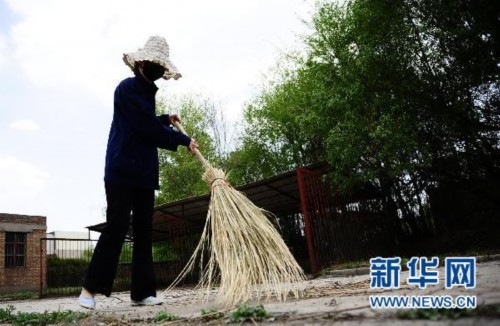 5月17日，中國(guó)鋁業(yè)青海分公司職工羅靜源在公司內(nèi)清掃垃圾。新華社記者張宏祥攝