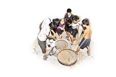 小孩墜井大喊救命？ 抽干井水里面沒(méi)人