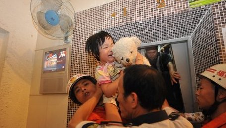 電梯懸停呼救鍵成擺設(shè) 11人被悶一小時(shí)(圖)