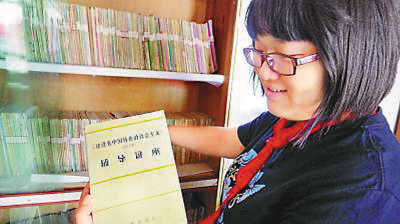 8月28日，在一所學(xué)校的圖書室里，小西隨手從書柜中拿出一本原有的書，里面大多是十幾年前出版的舊書。