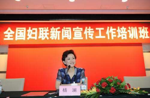 陽(yáng)光媒體集團(tuán)主席、資深節(jié)目主持人楊瀾在培訓(xùn)班上講課