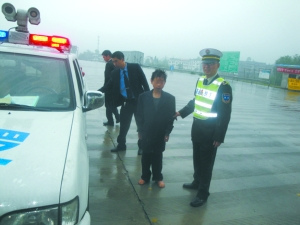 　高速公路執(zhí)法人員把劉華帶往服務站休息。