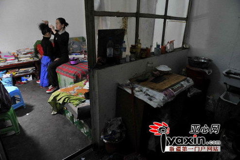  10月27日，一間不足12平方米的小屋被隔成兩個小間，一個是廚房一個是臥室。放學回家后媽媽就要給她化妝，做好演出前的準備。亞心網記者 李遠新 攝