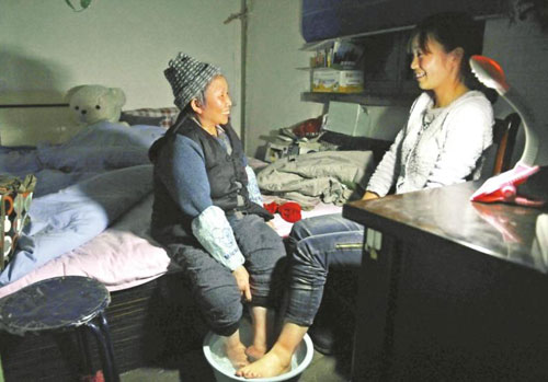 每天晚上，張學(xué)琴都要和媽媽一起泡腳，她說這是她一天里最開心的時刻。