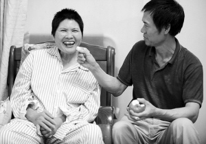 妻子遇車(chē)禍成植物人丈夫不離不棄只求人在家在