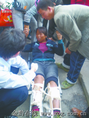司機撞傷女子欲開溜目擊群眾將其團團圍?。▓D）