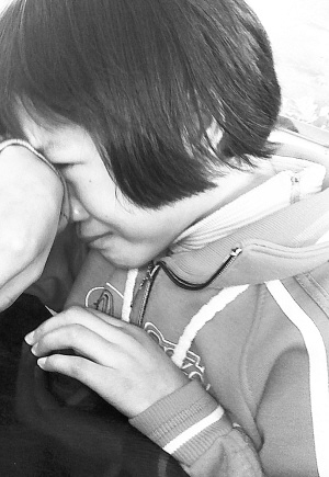 初一女生自幼父母雙亡每天省飯費(fèi)想給爺爺買(mǎi)鞋