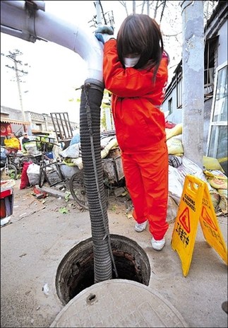 退役女兵自愿當(dāng)抽糞工稱(chēng)職業(yè)沒(méi)有貴賤之別(圖)