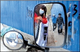 退役女兵自愿當抽糞工稱職業(yè)沒有貴賤之別(圖)(2)