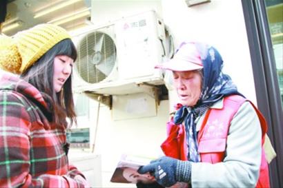 　昨日，鐘蕊捧著一摞雜志送給大娘，安慰她說(shuō)：“別難過(guò)了，雜志找到了！是派出所的民警幫你找到的，讓我?guī)兔λ瓦^(guò)來(lái)。別因?yàn)檫@事兒傷了身體。 ” 記者 李書(shū)揚(yáng) 攝