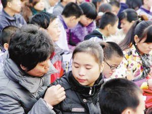 感恩班會(huì)上，兩人像母女一樣交流。張春江 攝