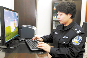 安排好了孩子，馮警官又上網(wǎng)了解情況。