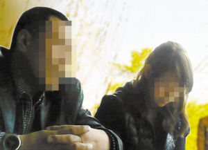 前來與記者洽談“業(yè)務(wù)”的王某(身邊就是那個(gè)19歲的女孩)。