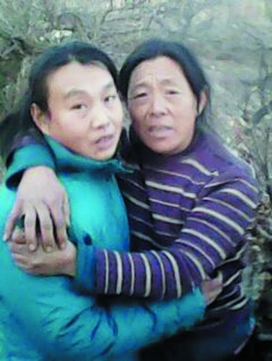 　　見面后，李桂芳和女兒緊緊相擁。圖片由李桂芳家人提供