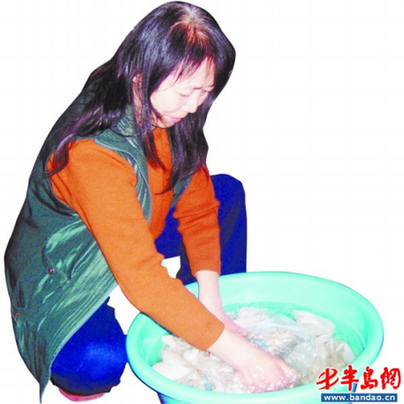 王肖虹每天要給母親洗200多塊尿布。