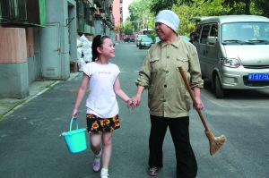 66歲大媽堅持義務清掃樓道24年(圖)