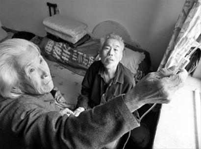 　　李功捷在家里打著點滴，已經(jīng)80歲的母親李淑芳說，就算是到了100歲也要照顧好這個兒子。 記者 王迪 攝