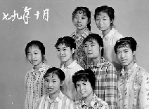 1979年10月，這一次，變化悄悄顯現(xiàn)，有人燙起了新潮的發(fā)型，梳起了卷卷的劉海。