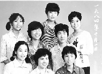 　1984年10月1日，不知是不是短發(fā)流行，女孩們形象大變，8個人中有6個剪短了頭發(fā)。