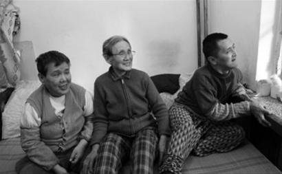 　吳淑貞老人(中)和兒子古金成(右)、女兒古敏在一起，她說：“媽活著有一口氣，就不能放棄你們！ ” 記者 孫振芳 攝