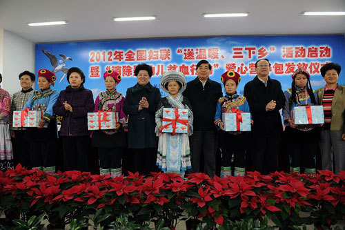 全國婦聯(lián)三下鄉(xiāng)啟動儀式在云南省昆明市宜良縣匡遠鎮(zhèn)永新村舉行。