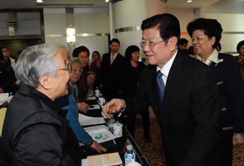王兆國、陳至立與出席會議的全國婦聯老領導親切交談。記者徐建軍攝
