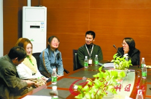 母親6年前刀割女兒雙耳被判刑6年后互相寬?。▓D）