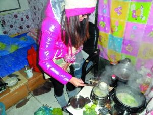 丁根秀在租住地為男友弄飯。