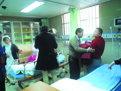 到了醫(yī)院，兩位司機(jī)還緊緊抱著男嬰