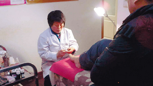 李子娟給空巢老人免費(fèi)修腳，一干就是11年