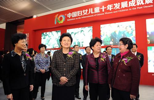  3月6日，中共中央政治局委員、國(guó)務(wù)委員劉延?xùn)|在北京出席“中國(guó)婦女兒童十年發(fā)展成就展”開幕式并參觀展覽。新華社記者 謝環(huán)馳 攝 