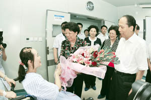 圖為7月3日，陳至立看望最美女教師張麗莉。(謝景剛/攝)