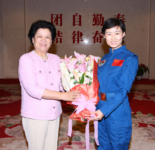 7月30日全國(guó)人大常委會(huì)副委員長(zhǎng)、全國(guó)婦聯(lián)主席陳至立接見航天員劉洋 秦憲安攝