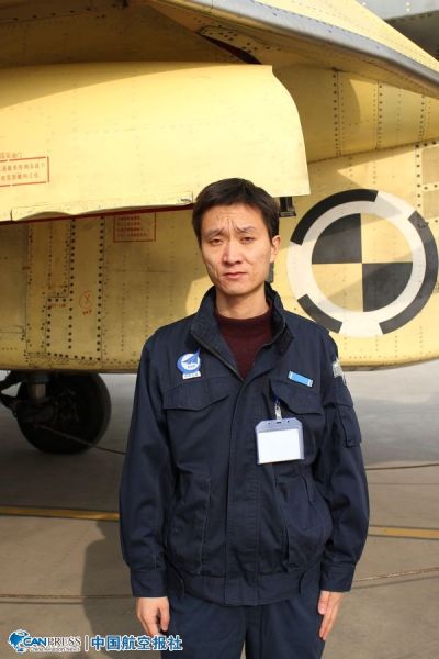中國(guó)“航母style”第一人，中航工業(yè)試飛中心飛行部機(jī)務(wù)二大隊(duì)黨支部副書(shū)記兼副大隊(duì)長(zhǎng)沈意。