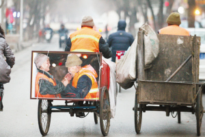 　■三輪車后邊的這幅照片感動了眾多網(wǎng)友，這對環(huán)衛(wèi)工老兩口已經(jīng)相伴走過了50年。 　