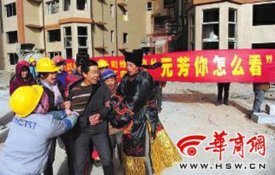 昨日，農(nóng)民工們拉著勞務(wù)公司經(jīng)理要錢，經(jīng)理說是甲方一直沒有支付進(jìn)度款項，他也討要了多次 本報記者葉原攝