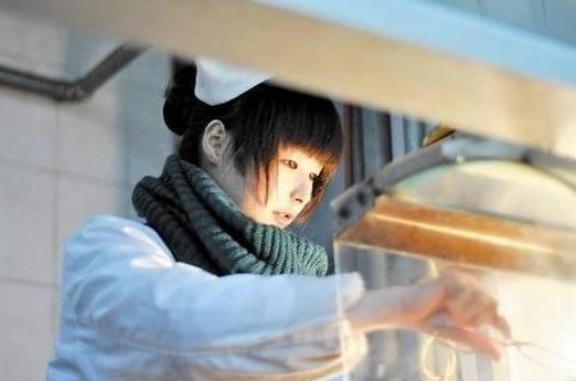 華中師大東二食堂的一名22歲女服務(wù)員則因外貌清純似10余歲的少女，周邊高校大學生稱為“華師萌廚娘”。
