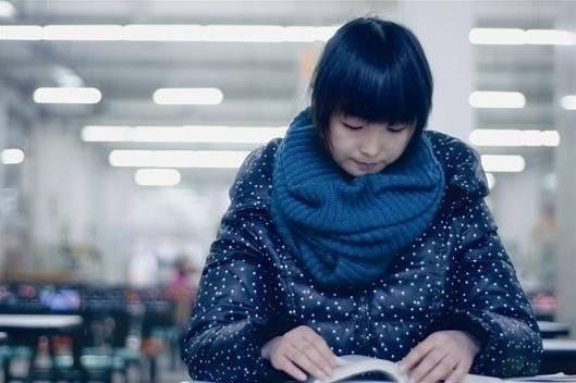 空閑時間，易丹喜歡靜靜地看書。