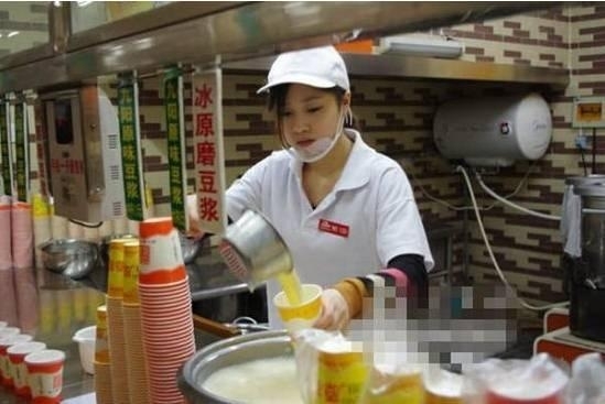 華中科技大學(xué)武昌分校的貼吧中，關(guān)于該校西區(qū)食堂一樓豆?jié){店的一位女店員的討論帖十分火爆，學(xué)子稱她“比豆?jié){還白”“極品妹子”，甚至贊她是“豆?jié){西施”，清純程度不亞于“奶茶妹妹”。