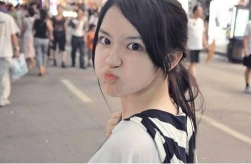 自稱“廈門外國語學(xué)院?；ā钡呐绥嫱瑢W(xué)，直接打出了“用其可愛清麗的容貌氣質(zhì)挑戰(zhàn)奶茶妹妹”的口號，一時間，這一組所謂的“廈門外國語學(xué)院?；ㄅ绥妗钡恼掌诰W(wǎng)絡(luò)躥紅，許多微博轉(zhuǎn)載，引發(fā)了眾多網(wǎng)友的圍觀與熱議。