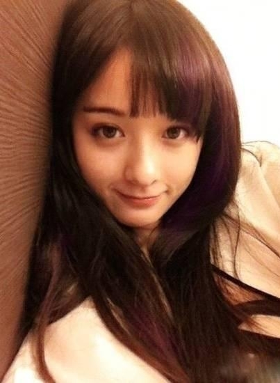 成都大學(xué)校花，人人上一組照片被網(wǎng)友瘋傳走紅網(wǎng)絡(luò)，繼后參加快樂(lè)女聲，麥克達(dá)人甜蜜派歌唱比賽，2009年快樂(lè)女聲四川直通區(qū)50強(qiáng)。被著名音樂(lè)人朱樺譽(yù)為：“弱小身軀，卻又有令人動(dòng)容的唱功”公主小環(huán)的女歌手。