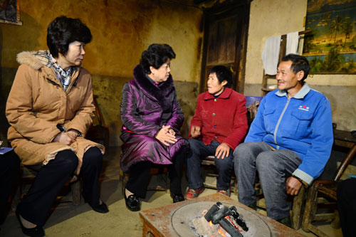 1月16日，全國(guó)人大常委會(huì)副委員長(zhǎng)、全國(guó)婦聯(lián)主席陳至立，全國(guó)婦聯(lián)副主席、書記處書記陳秀榕來到湖北恩施三岔鄉(xiāng)三元壩村，看望慰問貧困婦女李菊玲一家，詳細(xì)了解其生產(chǎn)、生活情況。(楊慧峰/攝)