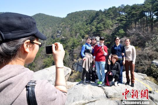 3月8日，廬山陽光明媚，春意盎然，該山連續(xù)十年在“三八國際婦女節(jié)”對女性游客免費。　李忠東　攝