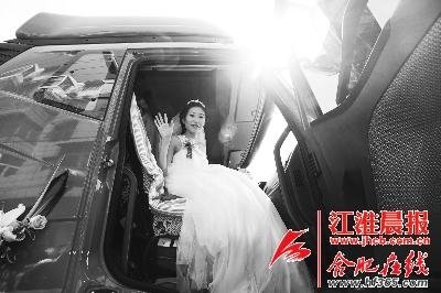 看著獨(dú)特的婚禮，新娘的笑容很燦爛。