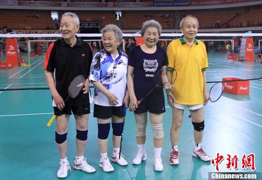 圖為本次邀請(qǐng)賽中年齡最大福建90歲高齡的應(yīng)漢榮老人在比賽中(著深色衣者)。中新社發(fā) 張暢 攝