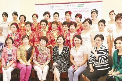 梁美芬見證了20多對結(jié)婚25年或以上的老夫老妻再披禮服。 香港文匯報(bào)記者鄭治祖 攝