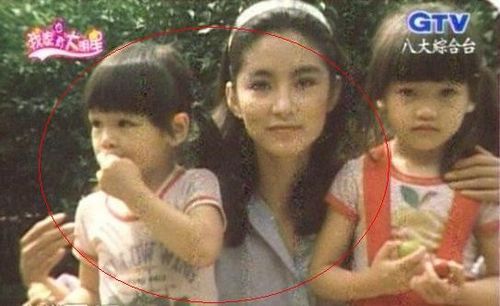 青霞手里抱著兩個小女孩，而左手邊那個4歲的小女孩就是徐若瑄。圖／翻攝網(wǎng)絡(luò)
