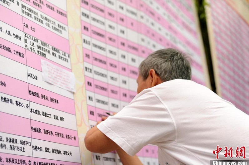 市場化，讓待婚青年的信息，在公開環(huán)境赤裸裸地被挑選、評判。目前，上海人民公園“生意紅火”，每周末的家長都超過500人。在杭州的萬松書院、黃龍洞公園相親會上，相親者也摩肩接踵。一位媽媽說，相親角里有一個潛在的市場價格。男的必須要有兩室一廳、最好位于市中心；不能和父母住在一起；房產(chǎn)名字必須是本人；工資每月8000元以上。只有具備了這些條件，才能到人民公園來找女朋友。