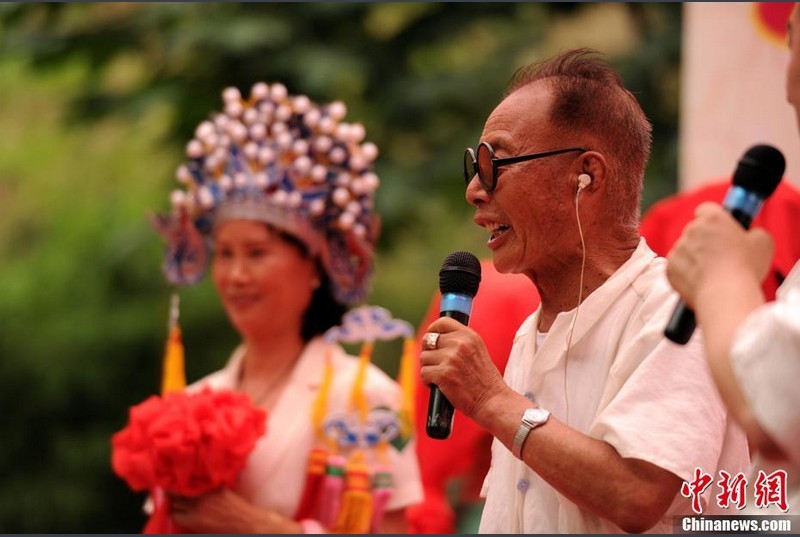 那么，“不肯吃虧”的相親角就是丑惡的嗎？實際上，相親角的擇偶標(biāo)準(zhǔn)，正是當(dāng)下中國社會轉(zhuǎn)型期的一面鏡子?！皝淼竭@里的，都是沒有選擇的選擇。”研究員孫沛東說。