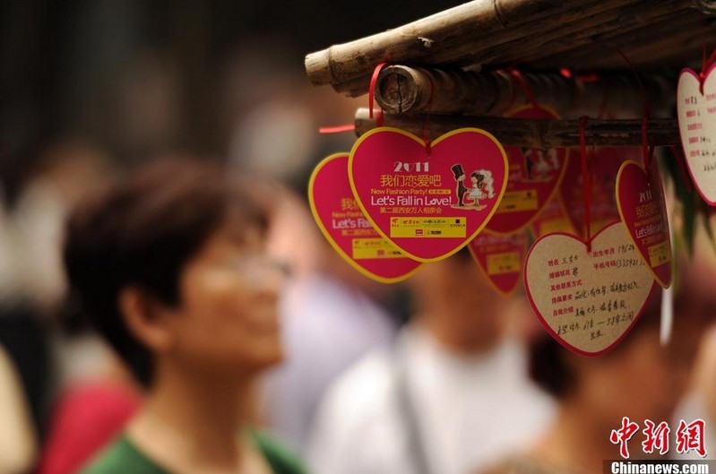 西方學(xué)者發(fā)表在《美國社會(huì)學(xué)研究》上的研究認(rèn)為，在發(fā)達(dá)國家的現(xiàn)代化過程中，階層內(nèi)婚會(huì)經(jīng)歷“先升后降”的過程。隨著社會(huì)物質(zhì)財(cái)富的積累、社會(huì)保障制度的健全、社會(huì)福利水平提高，人們通過婚姻保持和提高自己社會(huì)地位的動(dòng)機(jī)逐漸下降，經(jīng)濟(jì)因素的重要性才會(huì)隨之下降，以愛情為基礎(chǔ)、跨越社會(huì)階層的的婚姻才會(huì)增長。